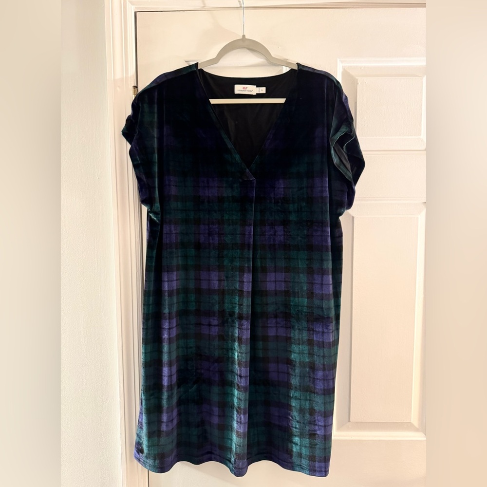 Vineyard Vines velvet mini dress. NWOT. 
Size XL